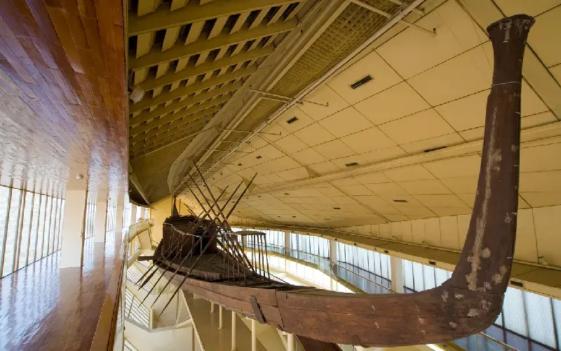 Qu'est-ce que la Barque Solaire de Khéops ? Une Relique Vivante de l'Au-delà