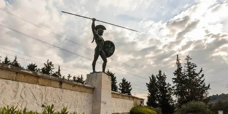 monumento-memorial-al-rey-espartano-leonidas-en-termopilas-grecia