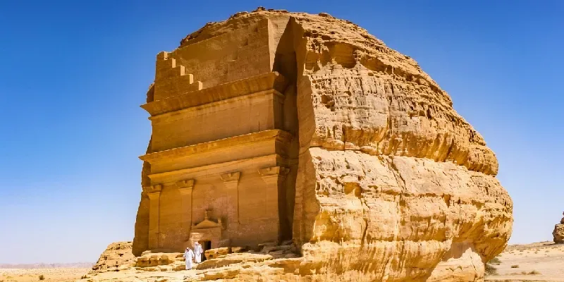 La gente visita Qasr Al-Farid, la tumba más grande de Mada'in Saleh.