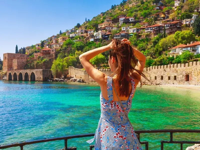 una donna su una spiaggia a Adalia, Adalia