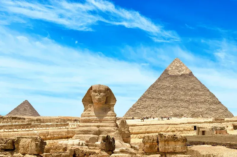 Die Pyramiden von Gizeh und die Große Sphinx in der Wüste bei Kairo, Ägypten.