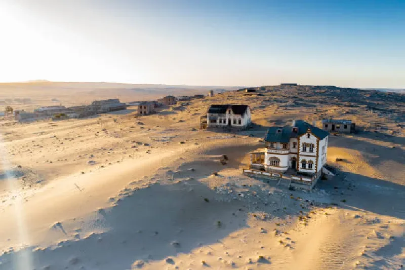Sonnenaufgang über dem historischen Dorf Kolmanskop, Namibia