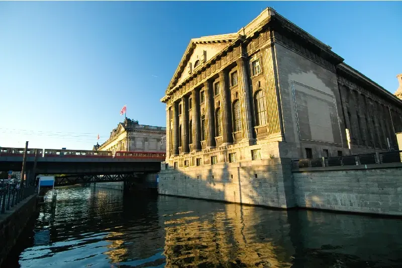 Pergamonmuseum in Berlin mit klassischer Architektur und Ausstellungen antiker Kunst.