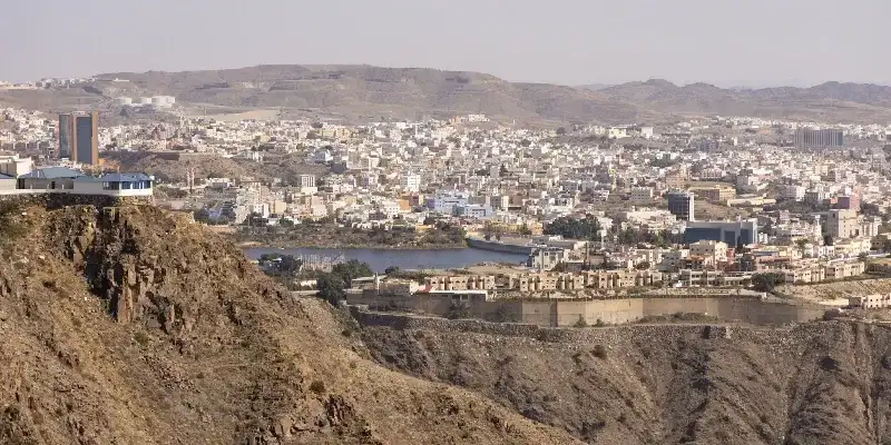 La ciudad de Abha, en el sureste de Arabia Saudita, está situada sobre una meseta elevada, justo al borde de un valle.