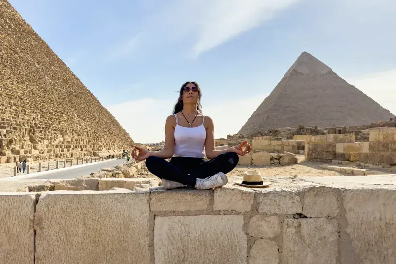 Una donna alle piramidi di Giza, egitto pasqua 2026