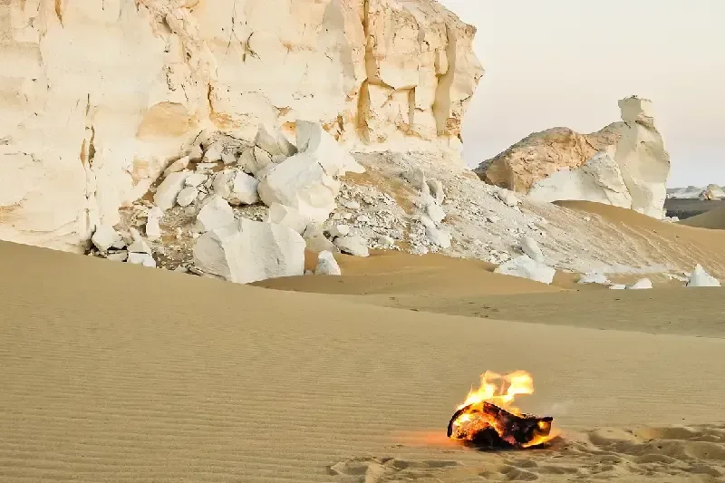 Lagerfeuer im Nachtcamp in der Weißen Wüste in Ägypten unter dem Sternenhimmel