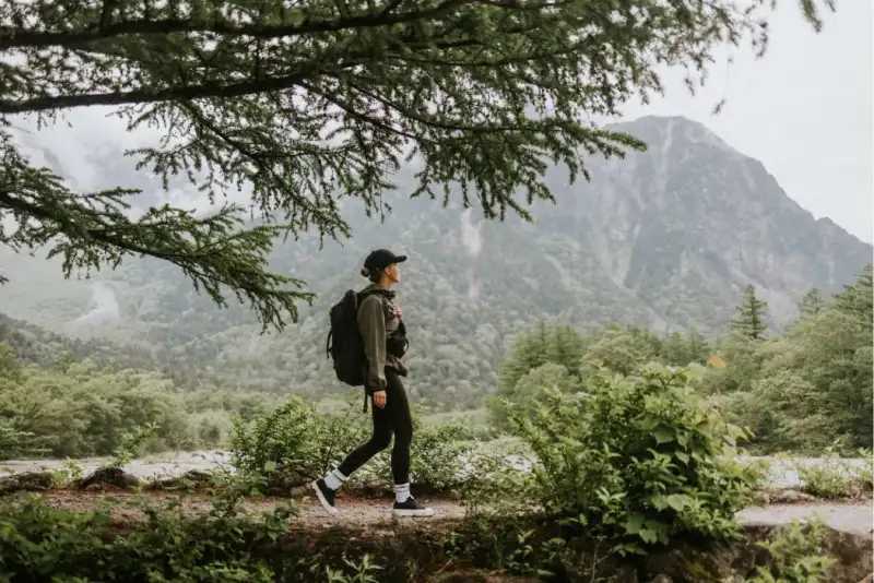 una donna che fa trekking nel Parco Nazionale di Kamikochi