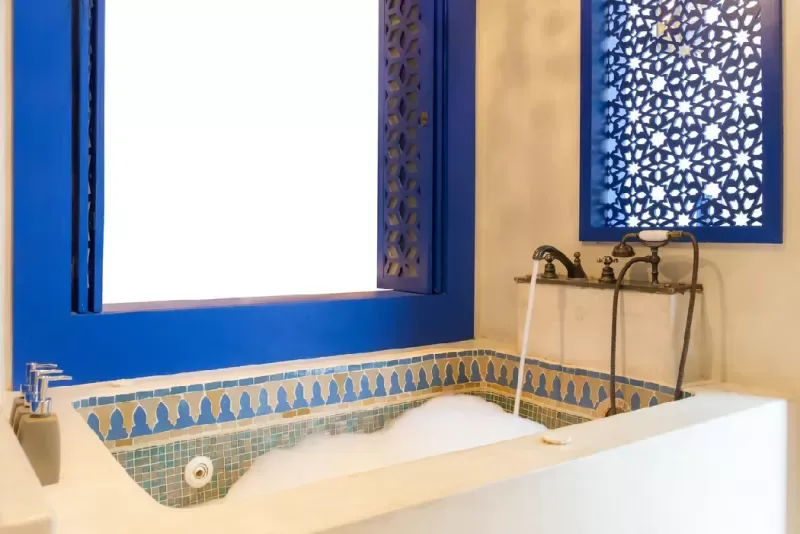 Bañera marroquí vintage con ventana azul