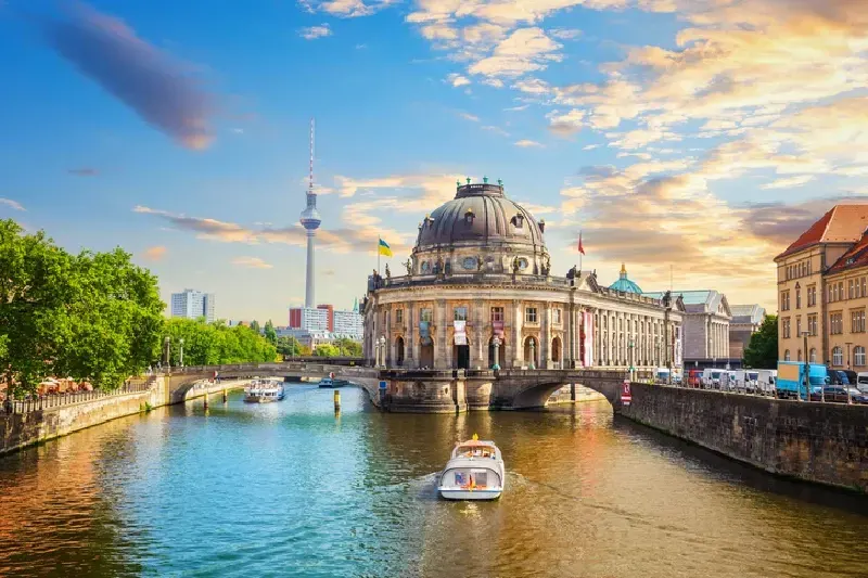 Museumsinsel mit Brücke über die Spree und Panorama von Berlin