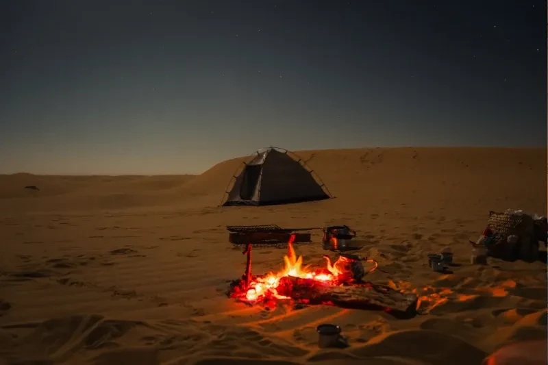 Lagerfeuer bei Nacht in der Weißen Wüste, Ägypten.