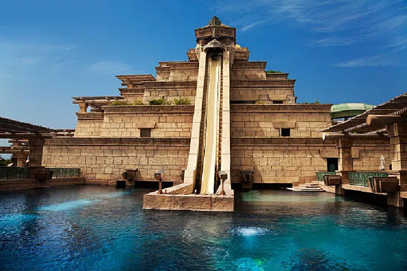 Wasserpark im Atlantis The Palm in Dubai mit Pools und Rutschen