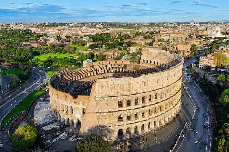 Das ikonische römische Amphitheater Kolosseum aus der Vogelperspektive, historische Architektur, Panorama der Stadt Rom, Tourismus- und Reisekonzept