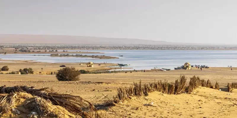 Vista del lago Qarun en el oasis de Fayum