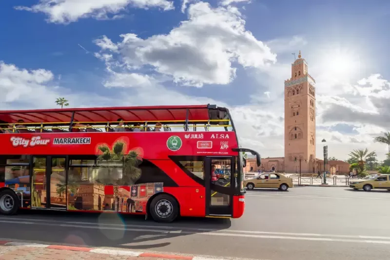 Autobús turístico rojo de dos pisos en Marrakech