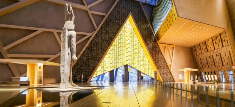 Intérieur du Grand Musée Égyptien au Caire