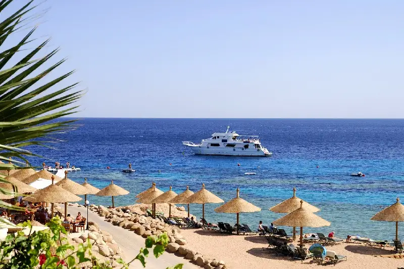 Playa en el mar Rojo, Naama Bay, Sharm El Sheikh, Egipto
