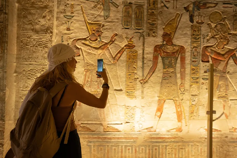 Las estancias interiores de la tumba de Ramsés IX (KV6) en el Valle de los Reyes, Luxor, Egipto.