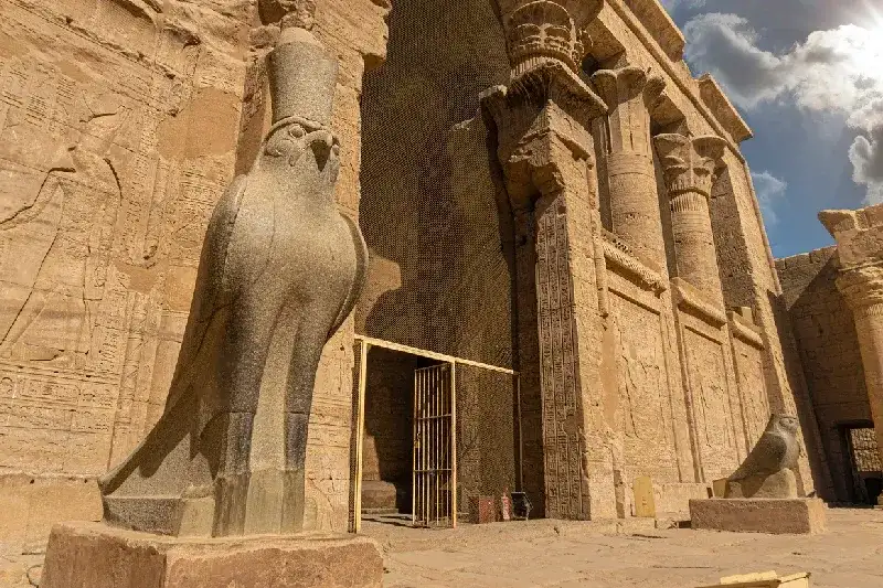 Tempelanlage während der Nilkreuzfahrt zwischen Assuan und Luxor
