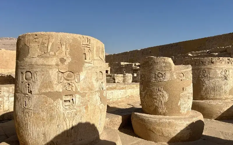 Plafond du temple de Ramsès III conservant ses pigments d'origine bleus et ocres