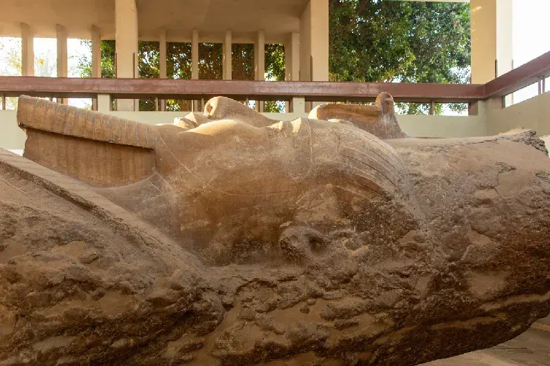 Koloss von Ramses II in Memphis, Ägypten – monumentale Alabasterstatue im Herzen des alten Ägyptens, nahe Kairo.