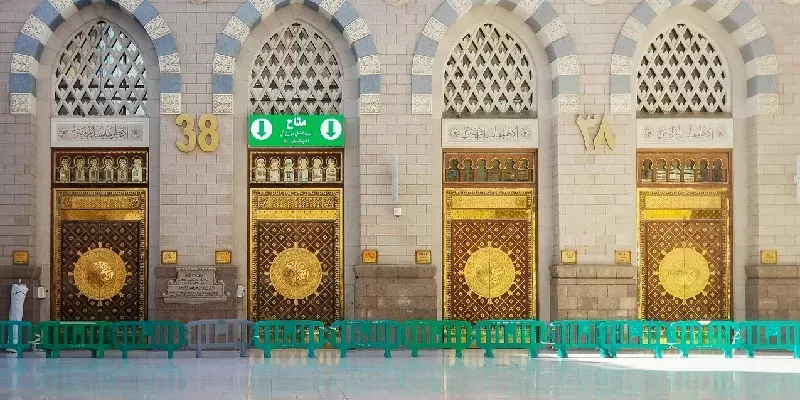 Hermosas puertas doradas chapadas en oro en la Mezquita del Profeta.