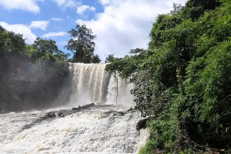 Bousra-Wasserfälle in der Provinz Mondulkiri mit mehrstufigen Wasserfällen inmitten üppiger Natur, auch bekannt als „Schweiz Kambodschas“