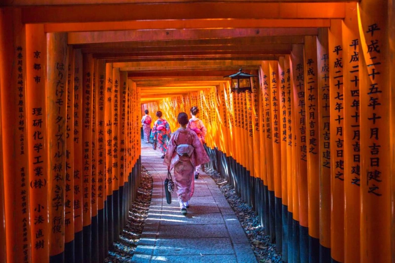 ragazze giapponesi che camminano al tempio Fushimi Inari a Kyoto
