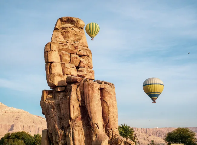 Antiguos colosos de estatuas de Memnon en Luxor, Egipto