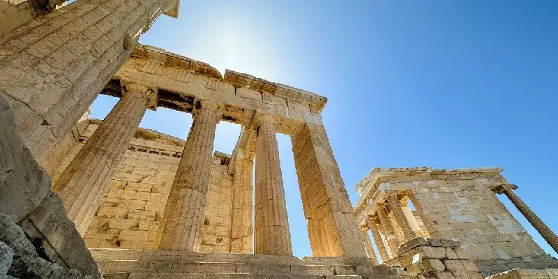propileos-y-templo-de-atenea-nike-en-la-acropolis-de-atenas