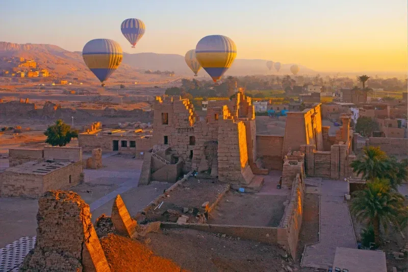 Heißluftballon über dem Totentempel von Ramses III., Tal der Könige, Luxor, Ägypten.