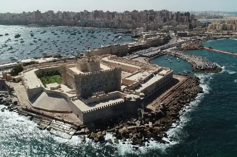 Luftaufnahme mit einer Drohne über Alexandria, Ägypten, am Meer – Die Zitadelle von Qaitbay
