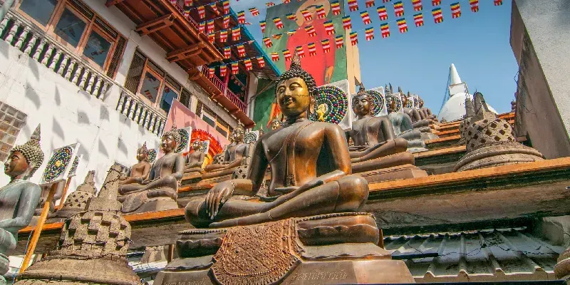 Estatuas de Buda en posición de loto, Templo Budista Gangaramaya, Colombo, Sri Lanka