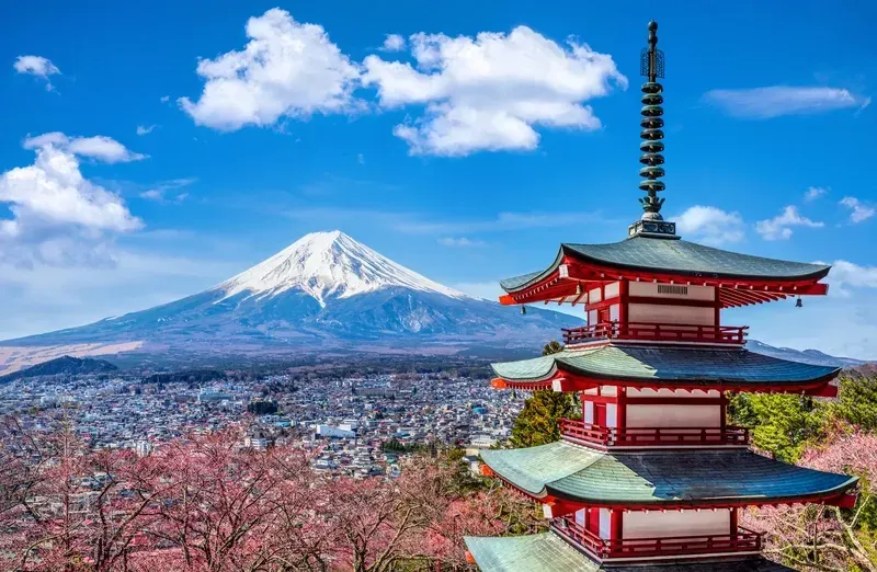 pagode-de-chureito-cercado-por-flores-de-cerejeira-com-monte-fuji-ao-longe