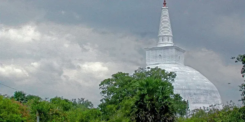 Ruwanwelisaya Chedi en la ciudad sagrada de Anuradhapura, Sri Lanka.