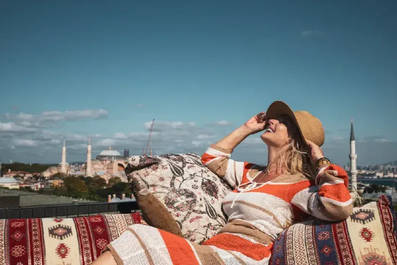 Mujer viajando por Estambul.