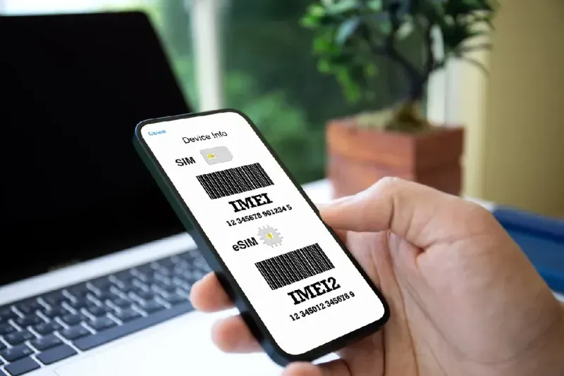 telefono-mostrando-informacion-del-imei-y-esim-codigo-de-barras-bloqueo-de-sim-y-seguridad-sostenido-por-una-mano