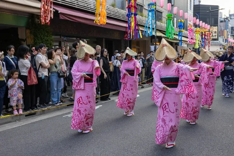 dancarinas-com-quimono-rosa-e-chapeu-de-palha-em-festival-tradicional-japones