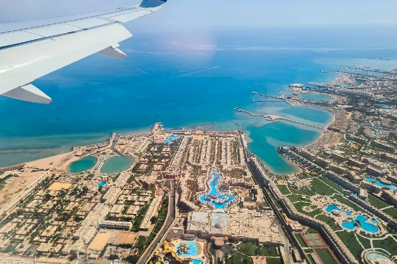 Vista desde la ventanilla del avión en pleno vuelo sobre Hurghada, Egipto.