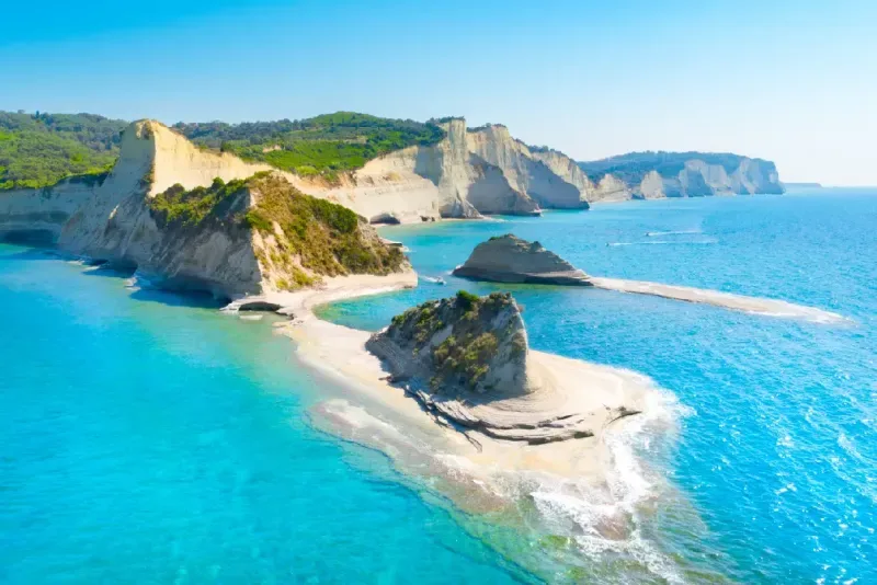 hermosa-vista-del-cabo-drastis-en-la-isla-de-corfu-grecia