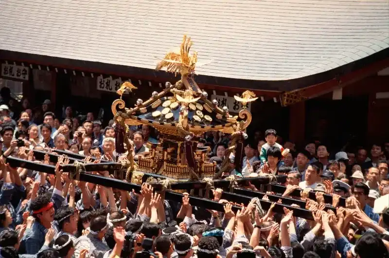 multidao-carregando-um-mikoshi-dourado-durante-o-festival-sanja-matsuri