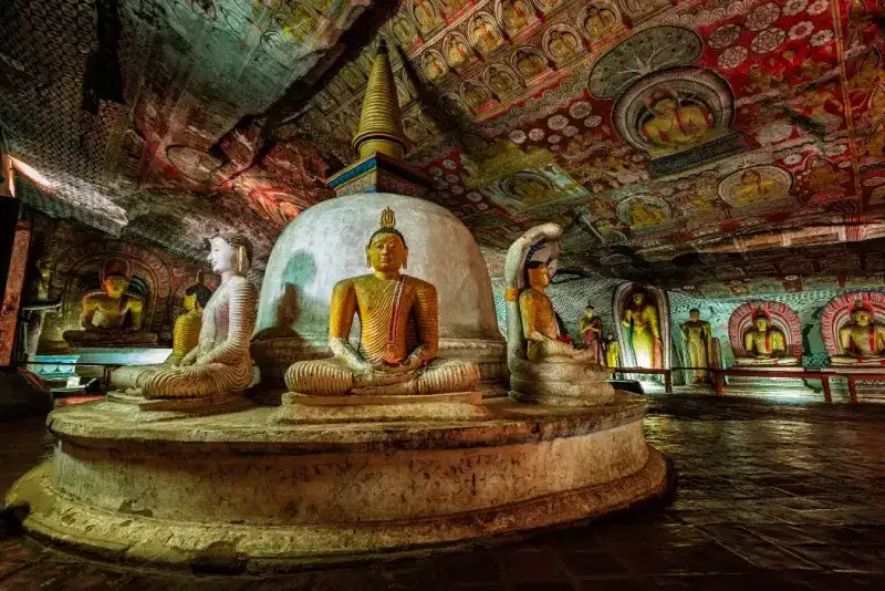 Estatua de Buda en el interior del templo rupestre de Dambulla, Sri Lanka.