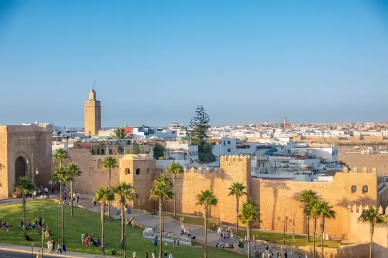 panorama-da-kasbah-dos-oudaias-com-muralhas-minarete-e-casas-brancas