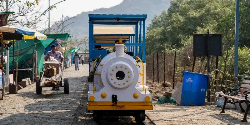 El trenecito espera a los pasajeros para trasladarlos por el muelle hasta los ferries desde la Isla de las Cuevas de Elephanta.