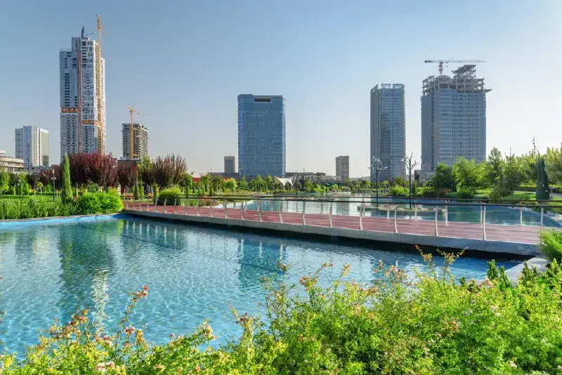 edificios-contemporaneos-reflejados-en-el-estanque-del-parque-tashkent-city