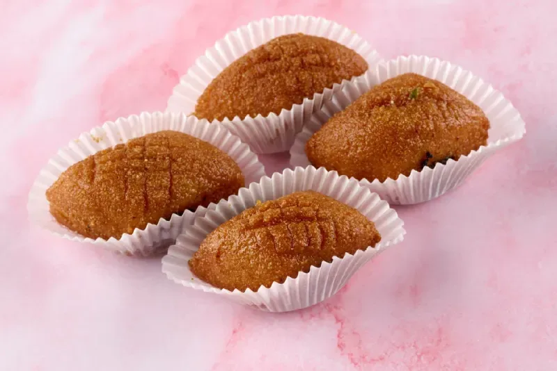 Makroud, o makrout, es un pastel del norte de África hecho de sémola y pasta de dátiles