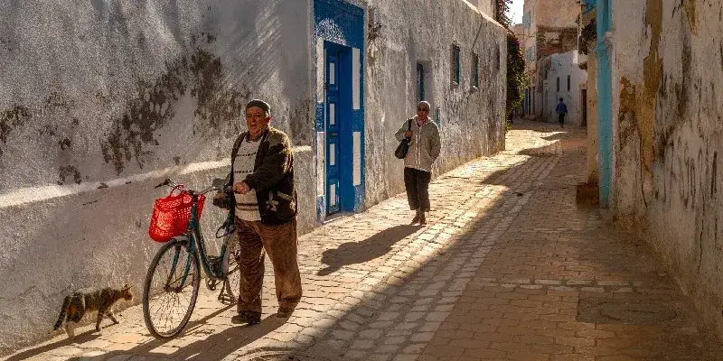 Un anciano y su bicicleta en la antigua medina de Kairuán, Túnez.
