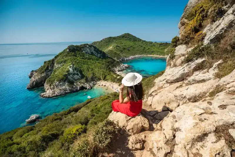 joven-mujer-disfrutando-de-las-vistas-de-porto-timoni-en-corfu-grecia