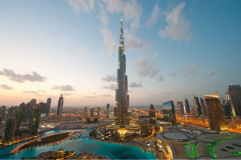 L’immagine mostra Dubai poco prima del tramonto, con il Burj Khalifa, l’edificio più alto del mondo, al centro della scena.