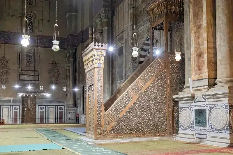 Das Innere der Sultan-Hassan-Moschee in der Altstadt von Kairo