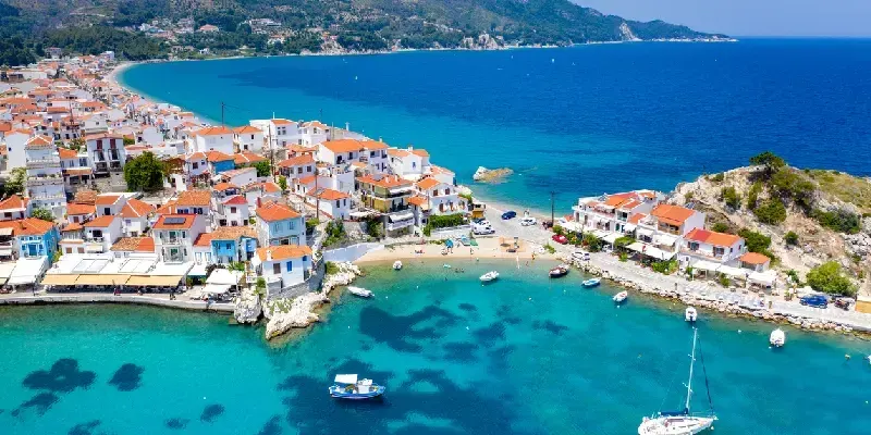 Vista del pueblo pesquero de Kokkari con una hermosa playa, isla de Samos, Grecia.